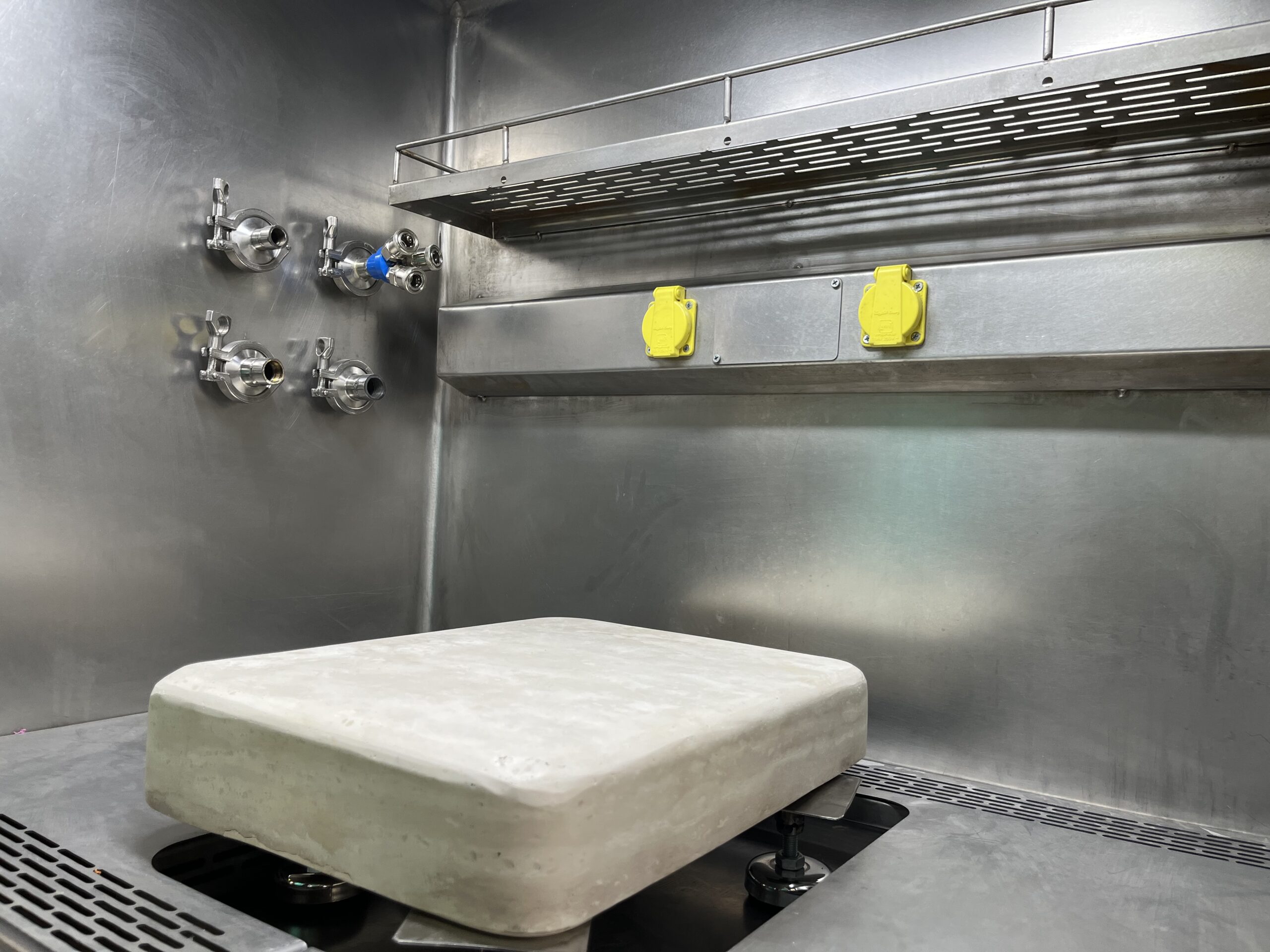 ایزولاتور دارویی 2 مانیتورینگ و کنترل: - IMG 5856 scaled ایزولاتور دارویی - تصویر 2