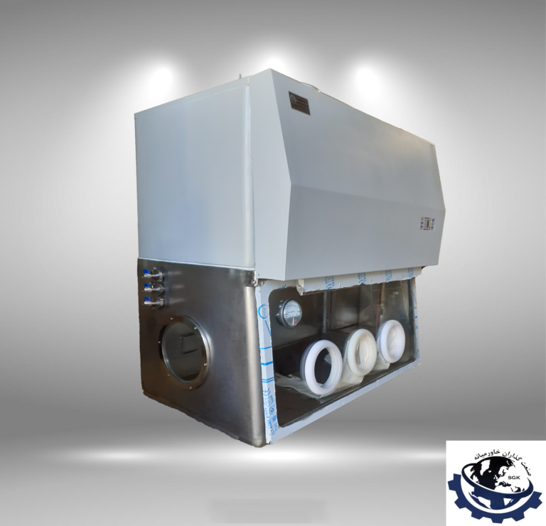 گلاو باکس (Glove Box) 9 همانطور که از نام آن پیداست، جعبه مهر و موم شده ای است که با استفاده از موادی مانند اکریلیک، پی وی سی اتلاف کننده استاتیکی یا فولاد ضد زنگ ساخته می شود که شامل دو یا چند دستکش است که برای جابجایی محتویات داخل آن استفاده می شود. در حالی که انواع مختلفی از جعبه های دستکش وجود دارد، کاربرد اصلی همه آنها یکسان است، به کاربر این امکان را می دهد تا با مواد آزمایشگاهی یا هر ماده حساسی، بدون نقض پروتکل های ایزوله سازی برخورد کند. - گلاس باکس گلاس باکس